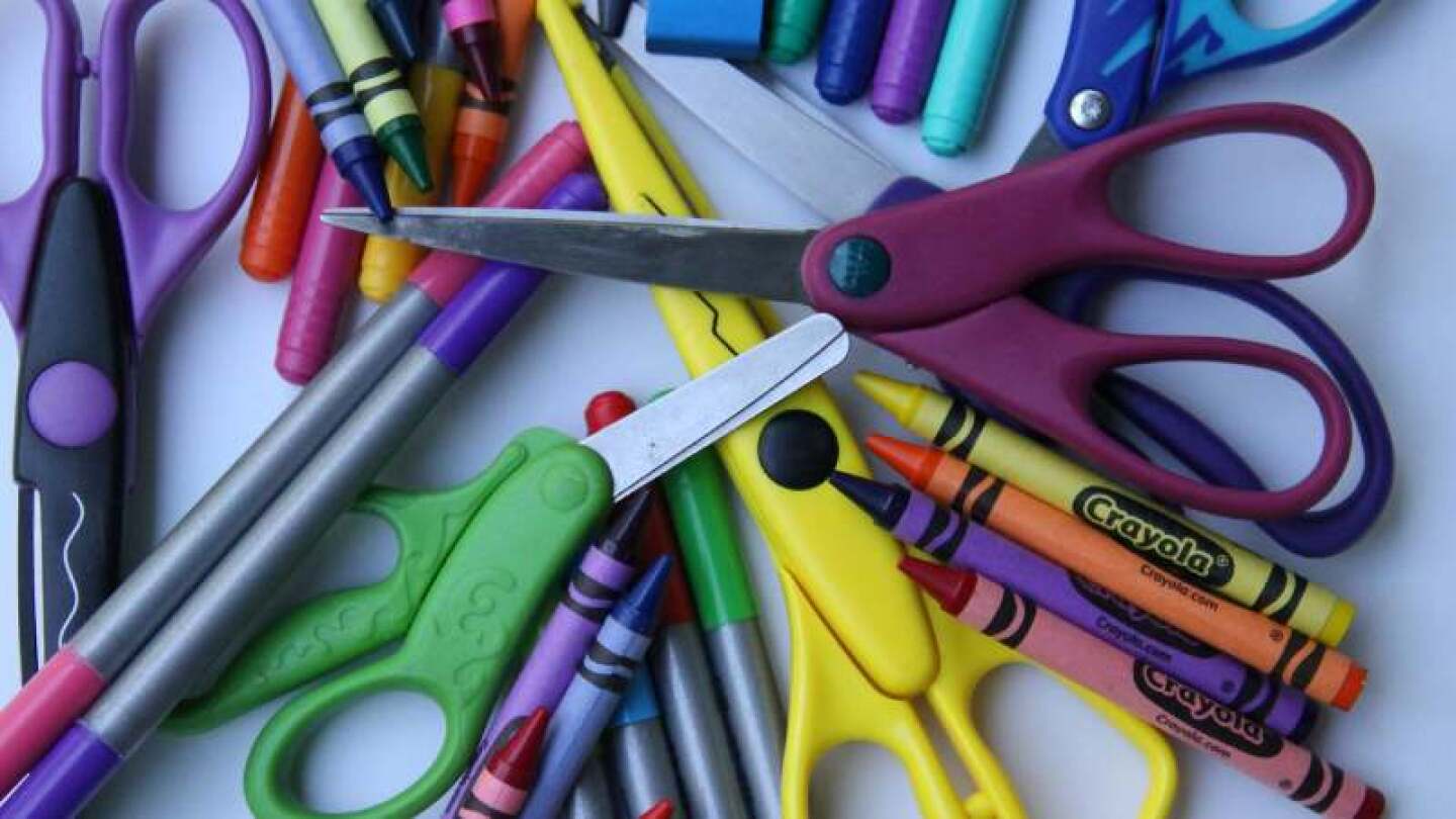 Exponen a mujer por buscar padrinos de útiles escolares