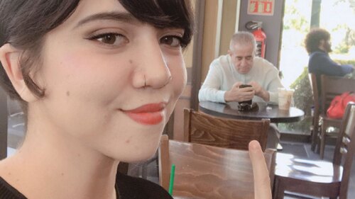 Jovencita va a su cita de Tinder acompañada de su papá
