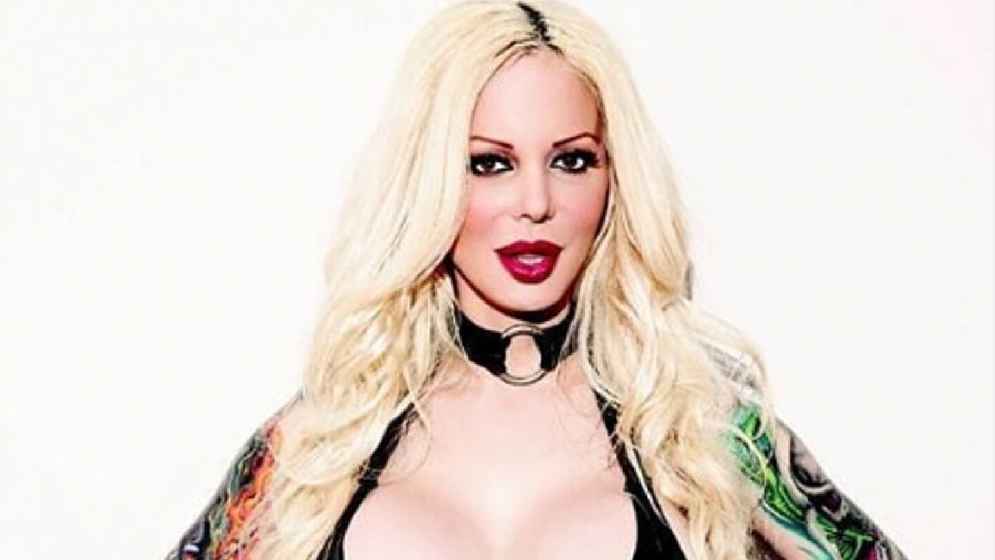 Sabrina Sabrok se tatuó la cara con símbolos s4t4n1c0s