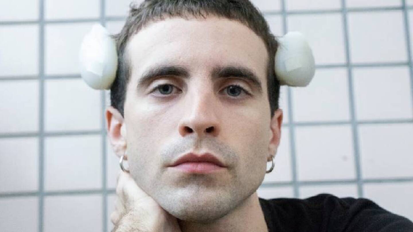 Joven se implanta aletas