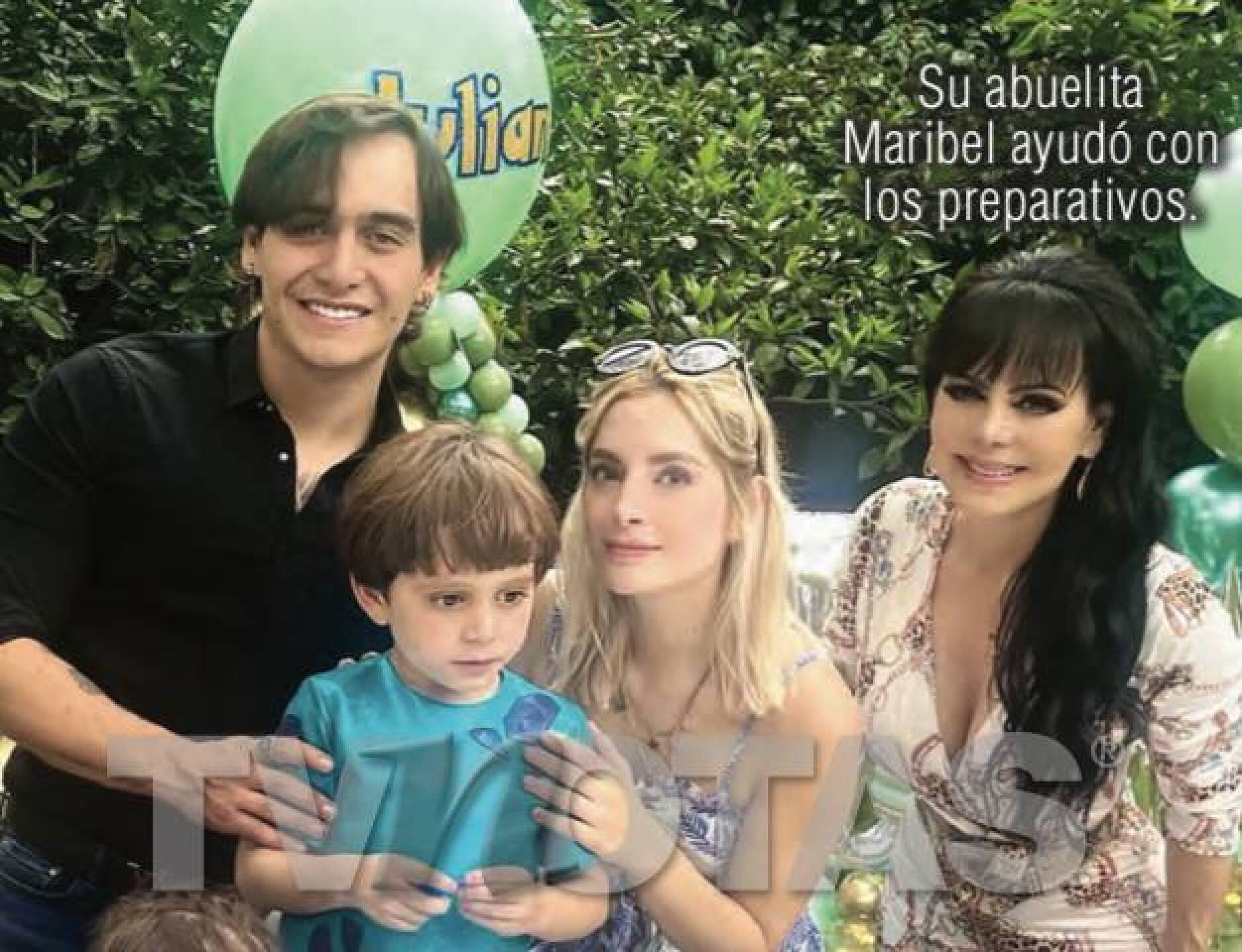 La orgullosa abuela no se perdió ni un detalle