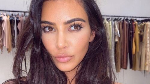 Kim Kardashian maquilla y le pone uñas postizas a su hija