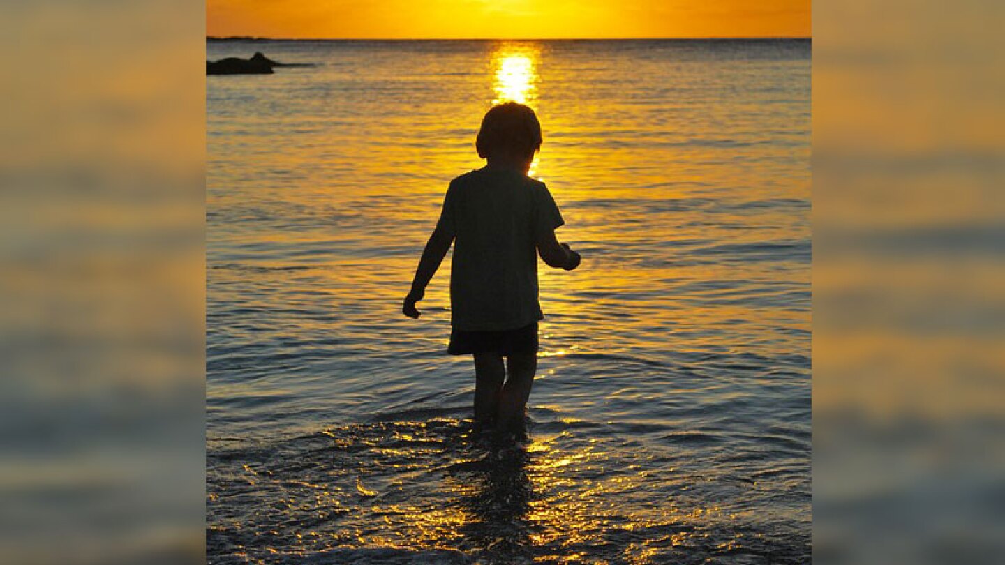 Niño jugando en el mar n.