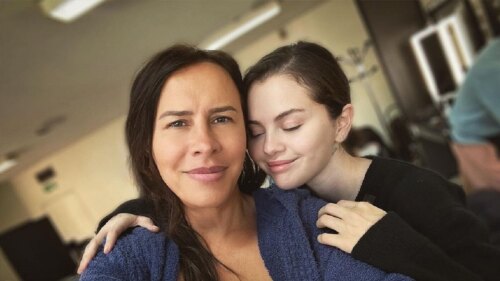 Karla sofía con selena Gomez Emilia perez