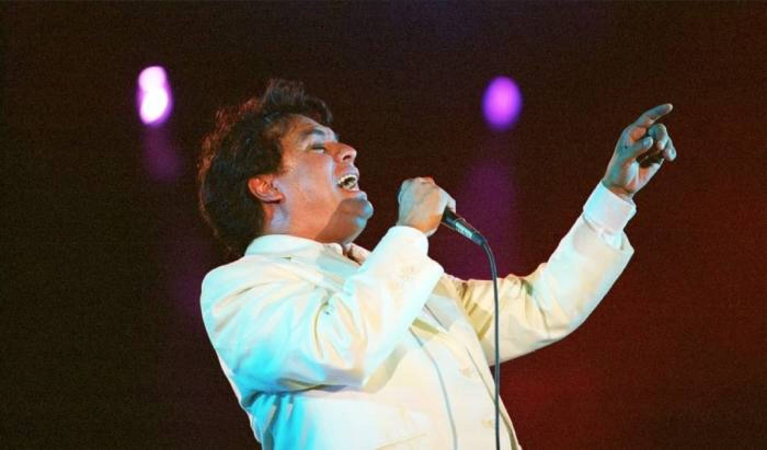 Alberto Aguilera Valadez, conocido como Juan Gabriel, fue un cantautor y actor mexicano.