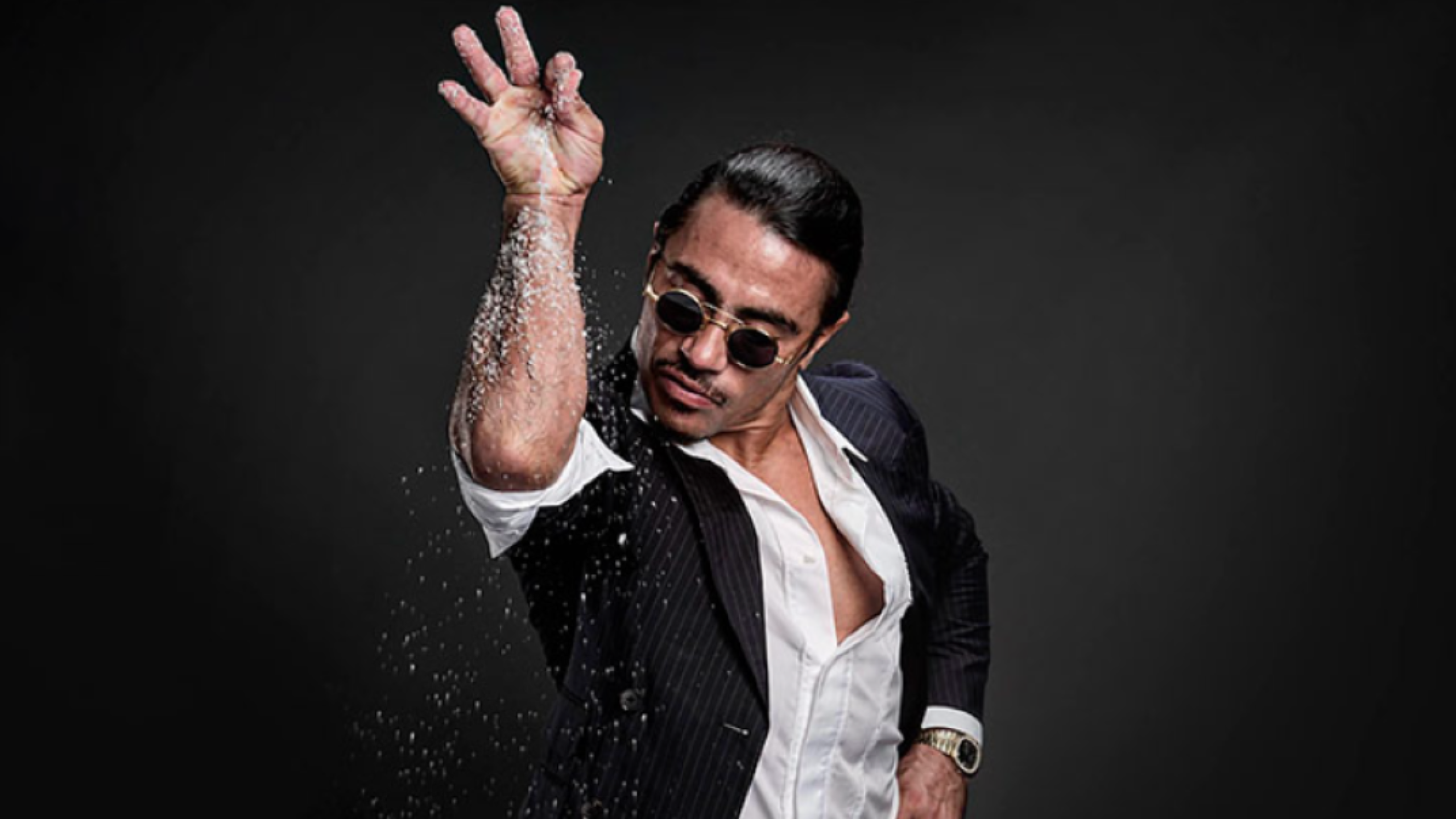 Salt Bae y su clásico movimiento