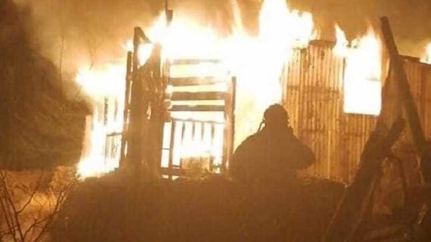 Una mujer cansada de que no la ayuden incendió su casa