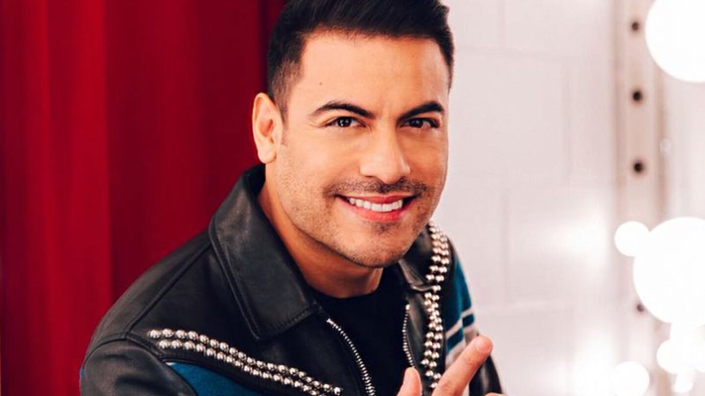 Carlos Rivera sonriendo de frente a la cámara