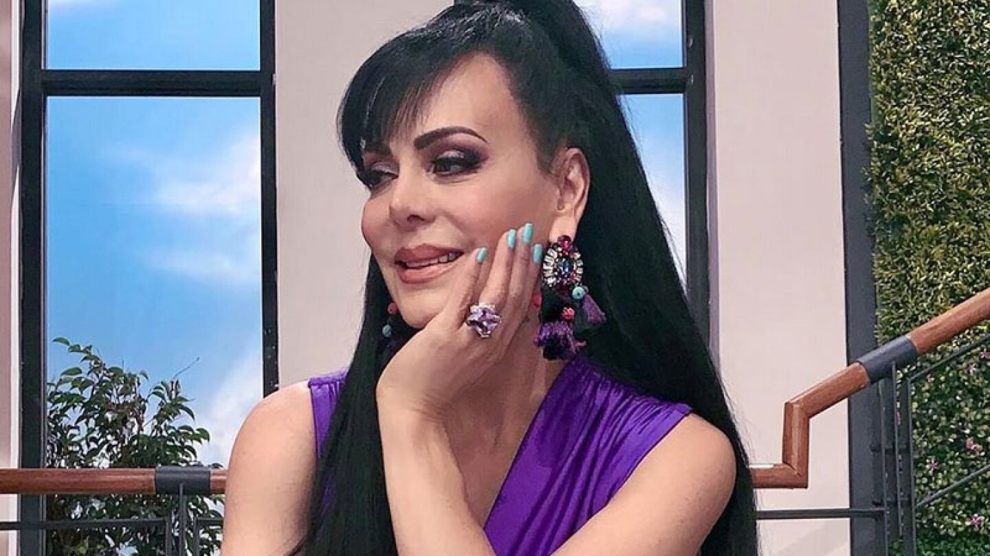 Maribel Guardia realiza un baile en pareja con su reflejo