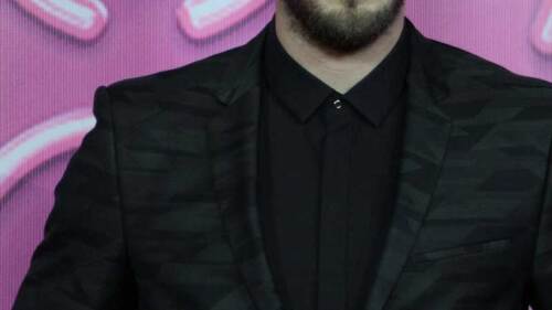 Como pocas veces lo hemos visto, este guapo actor mostró sus sensuales pectorales.