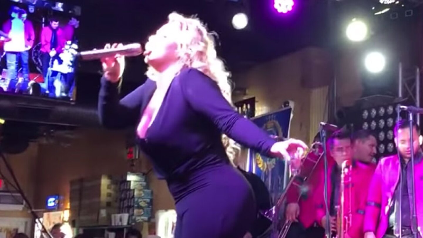 La Chiquis con unas copas de más pidió en público ¡Que le agarraran ‘las nailons'!