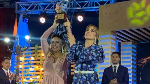 Andrea Escalona recibió un galardón póstumo en nombre de Magda Rodríguez