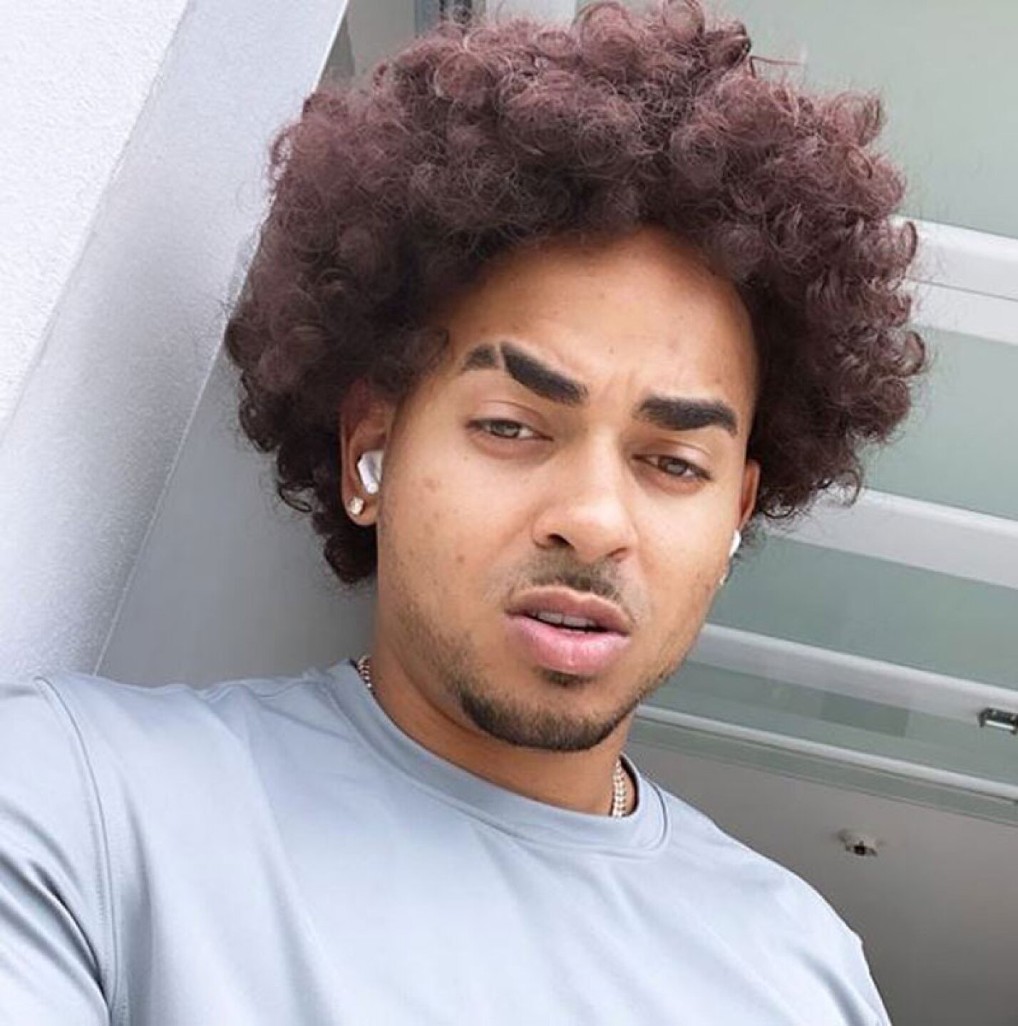 El cantante está feliz.