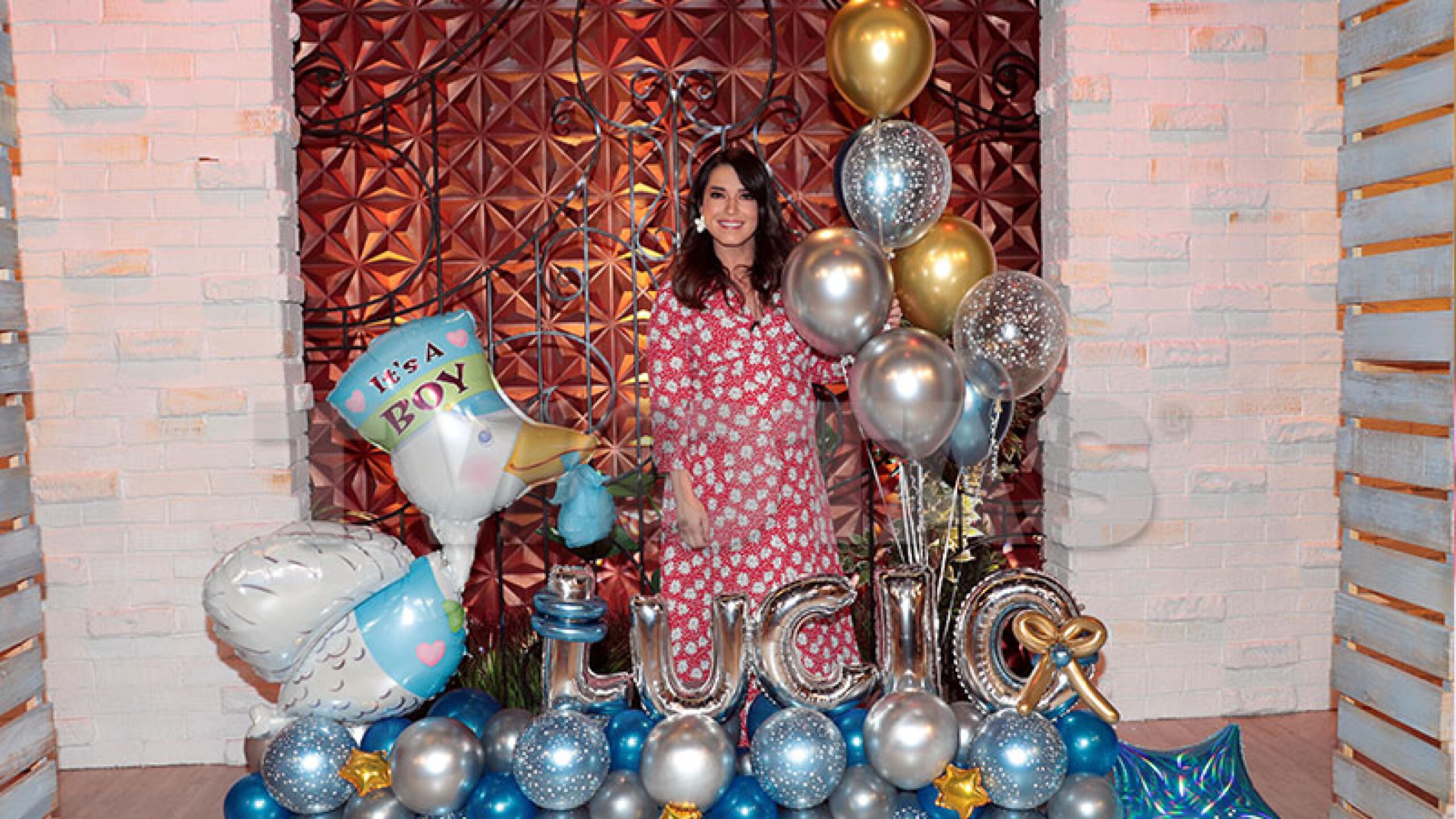 La conductora tuvo un baby shower en plena transmisión del programa "Todo un show".