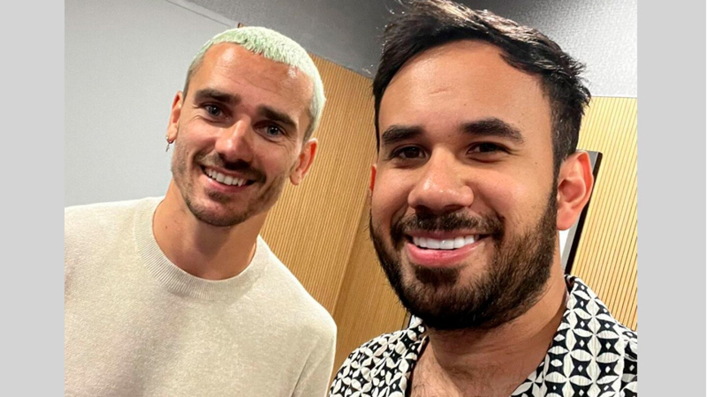 Werevertumorro es criticado por presumir foto con el jugador francés Antoine Griezmann