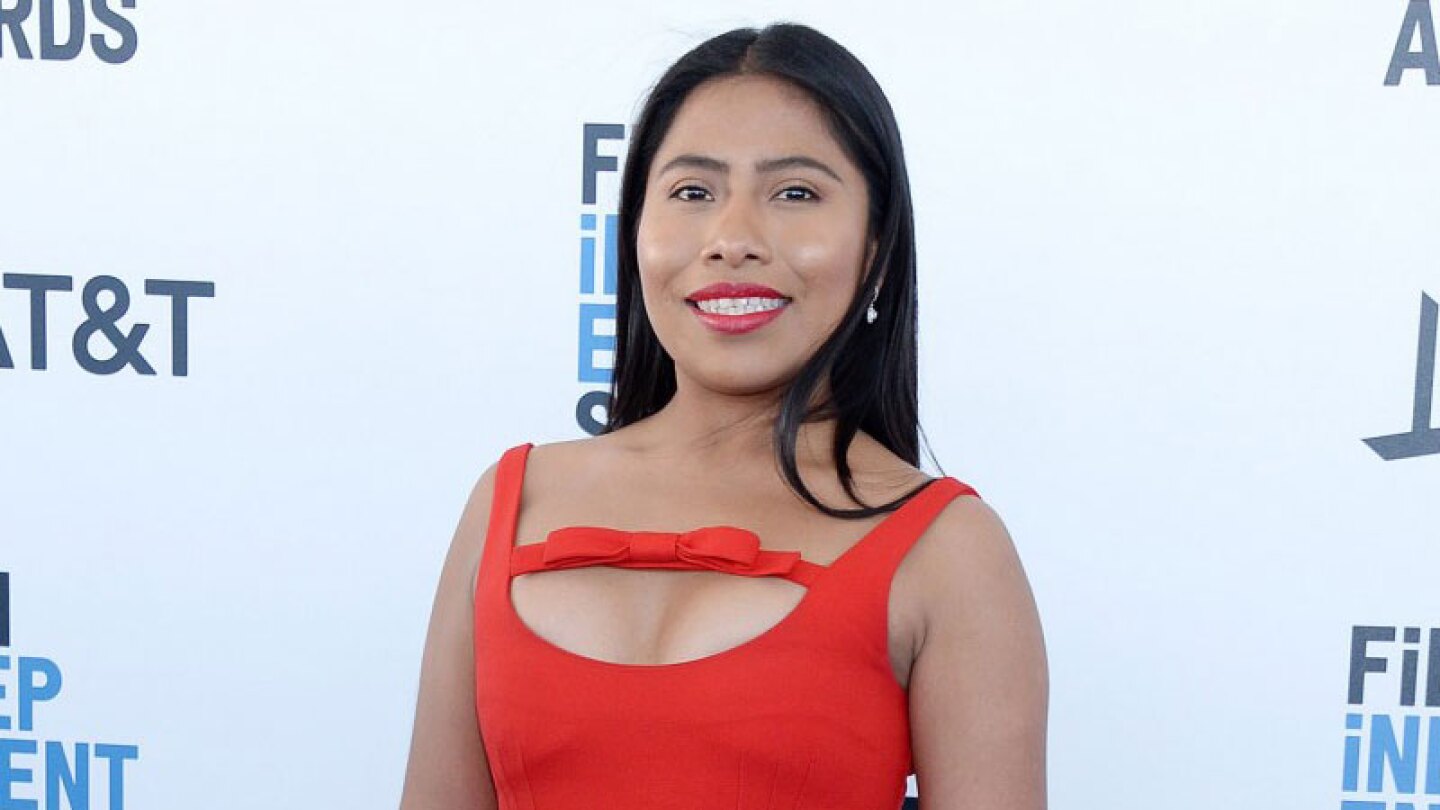 En entallado vestido rojo, Yalitza Aparicio presume cuerpazo.