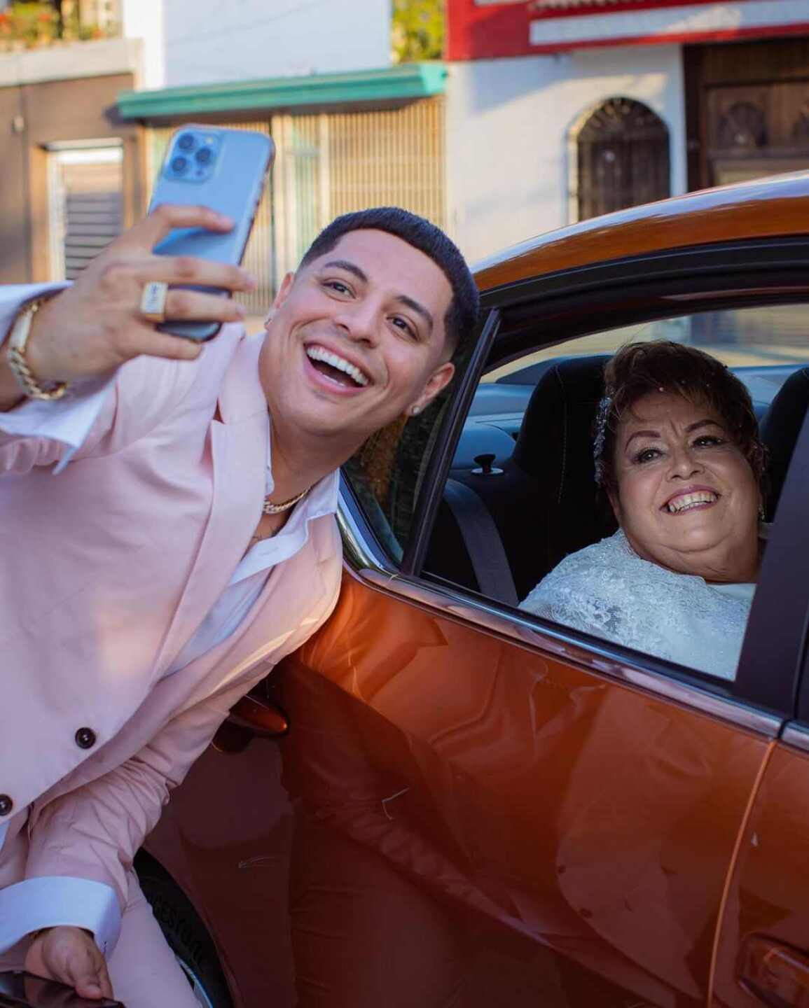 El cantante siempre está al pendiente de sus abuelos