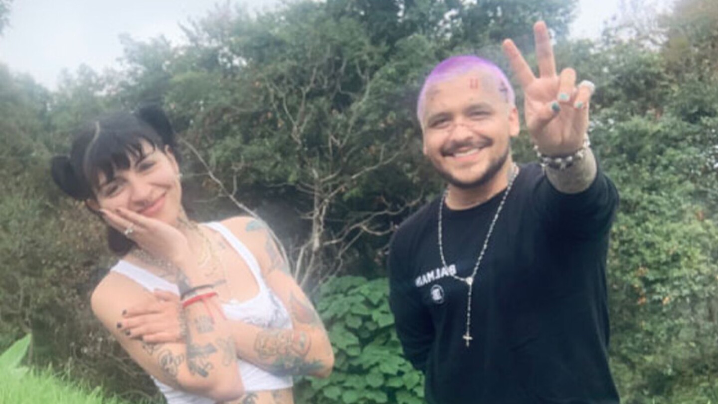 Nodal sorprende a Cazzu con tremendo ramo de rosas