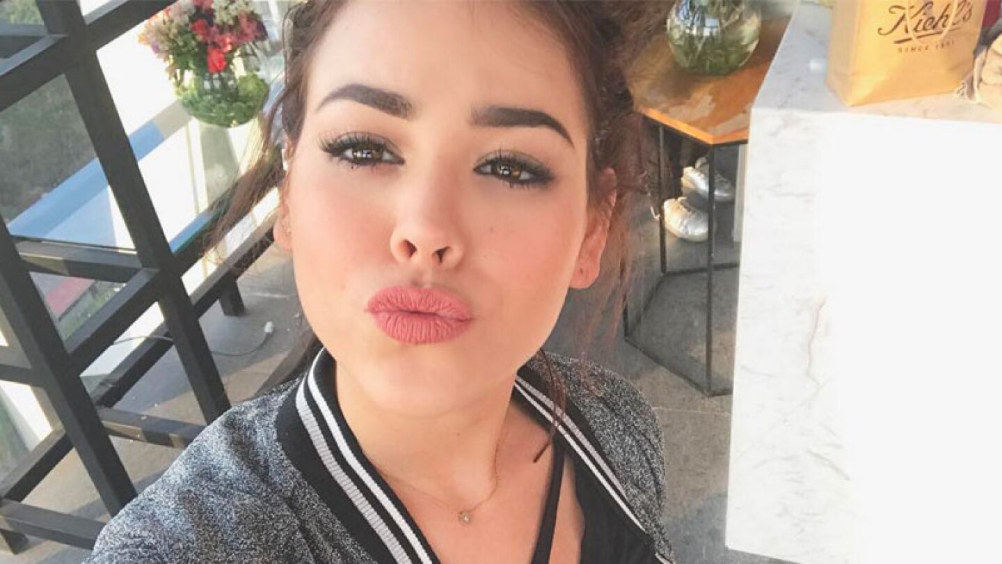 ¡Danna Paola sube foto en minishort y sus piernas provocan dudas!