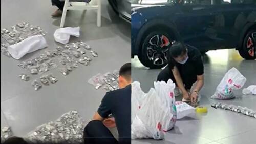 Padre de familia paga un auto con puras monedas