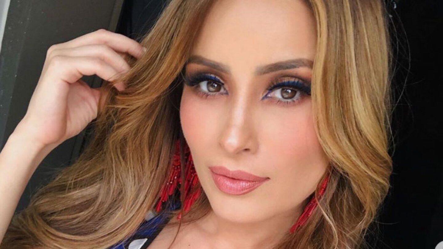 Carlos Rivera no pudo evitar reaccionar de esta manera al ver tremendo cuerpazo de su novia.