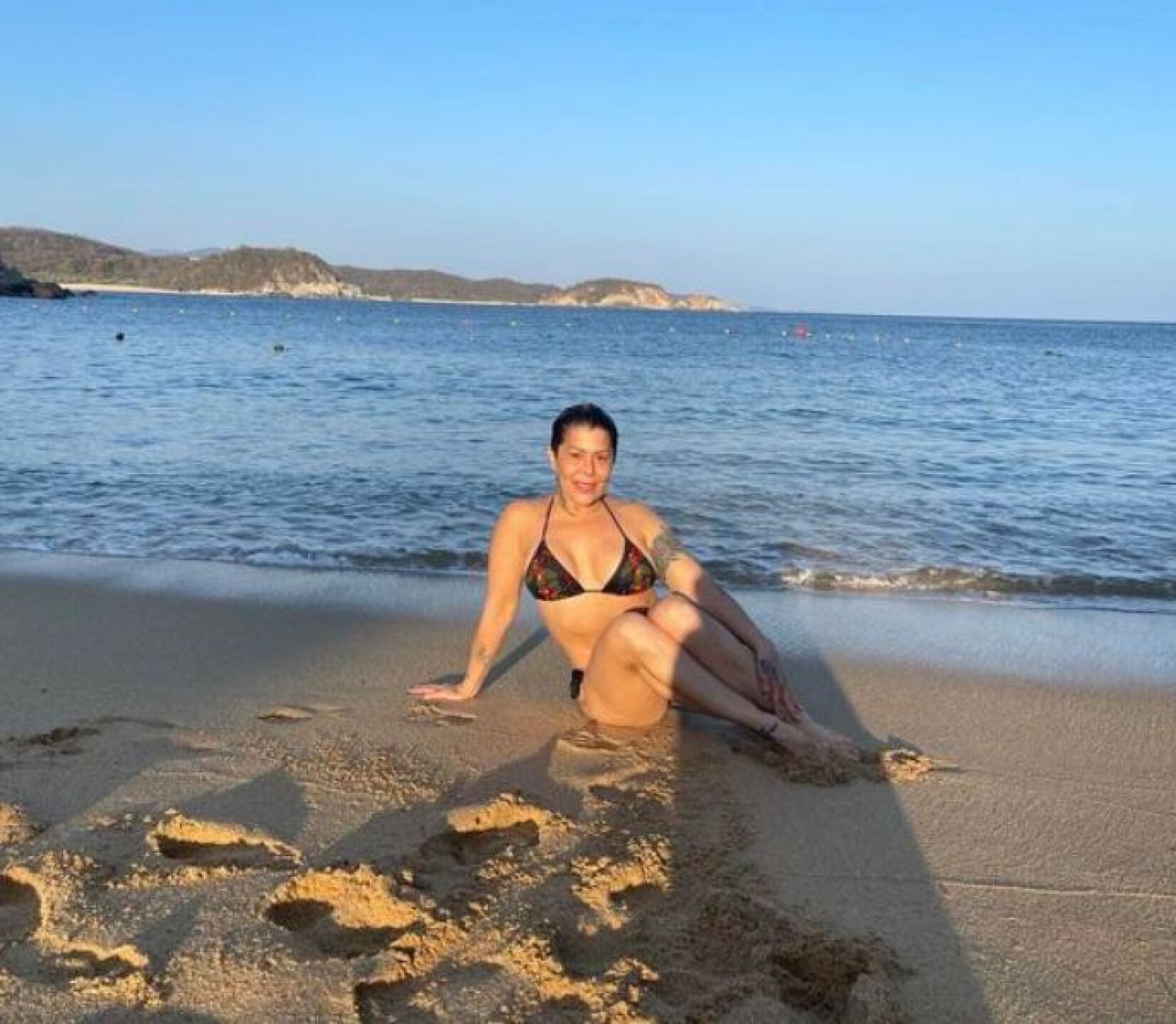 Alejandra Guzmán es criticada fuertemente por el aspecto de su cuerpo, tras posar en bikini