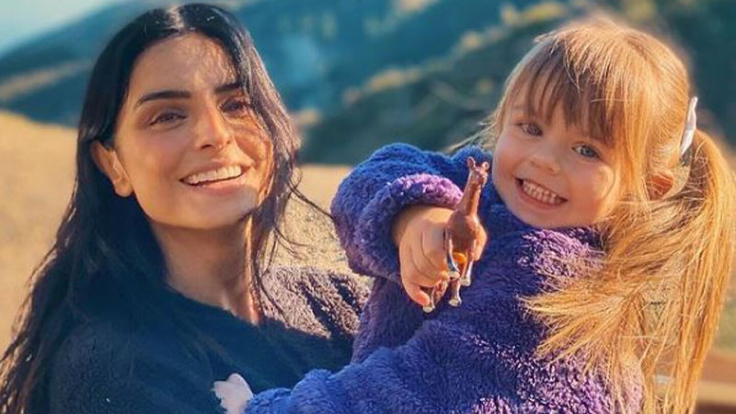 Aislinn Derbez y su hija.