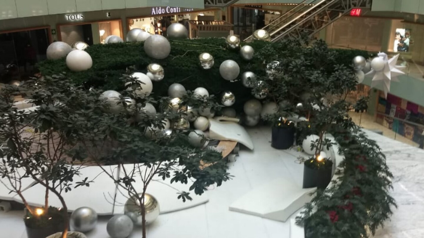 Un árbol de Navidad se cae en la plaza comercial Manacar