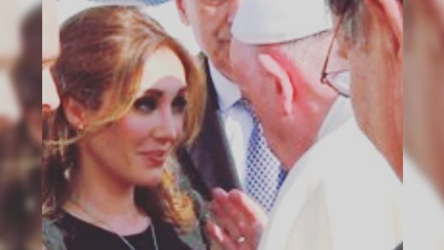 Anahí con el Papa Francisco.