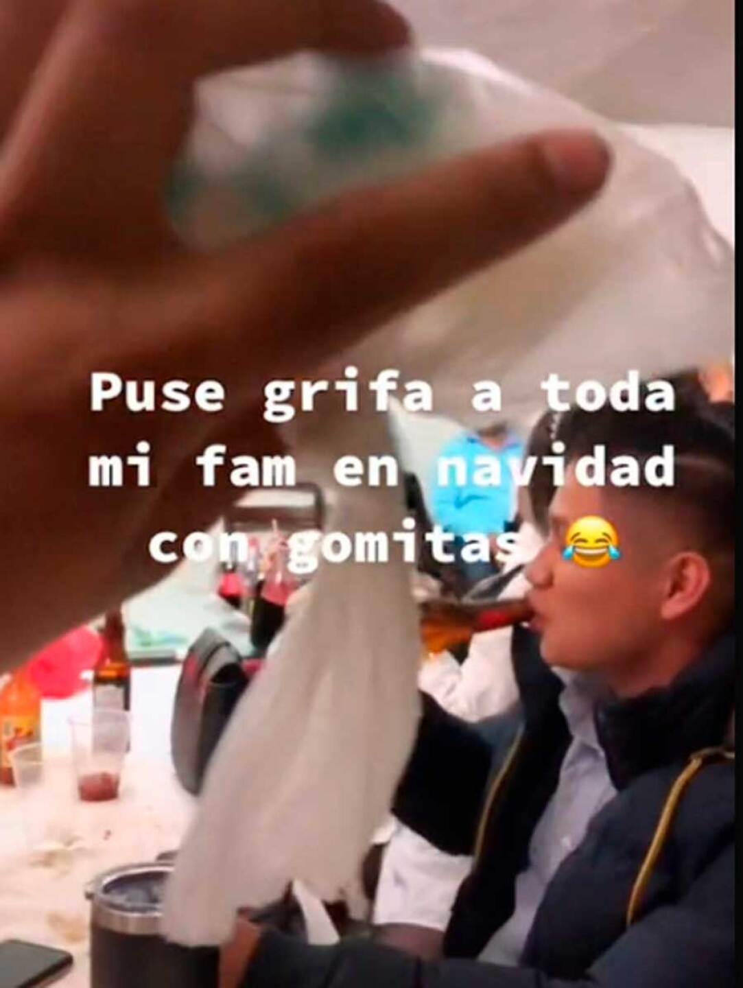 Joven le da gomitas con cannabis a su familia