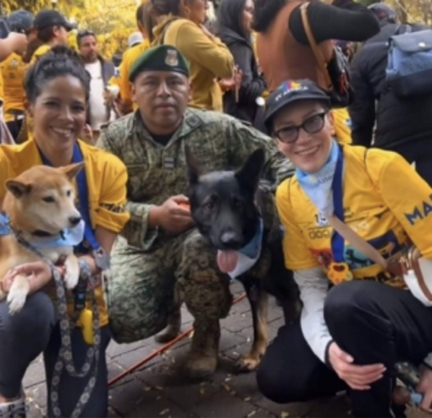 Mónica Castañeda en maratón con su mascota