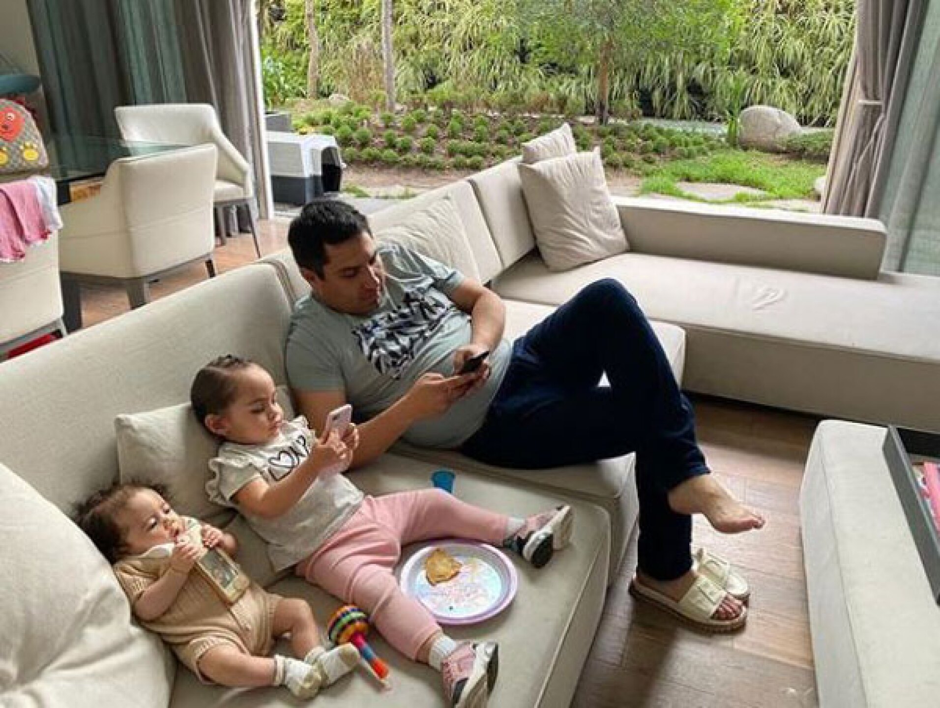 Julión está disfrutando a sus niñas.