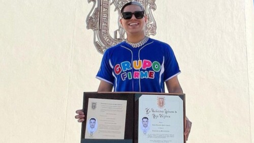 Eduin Caz presumió su título universitario