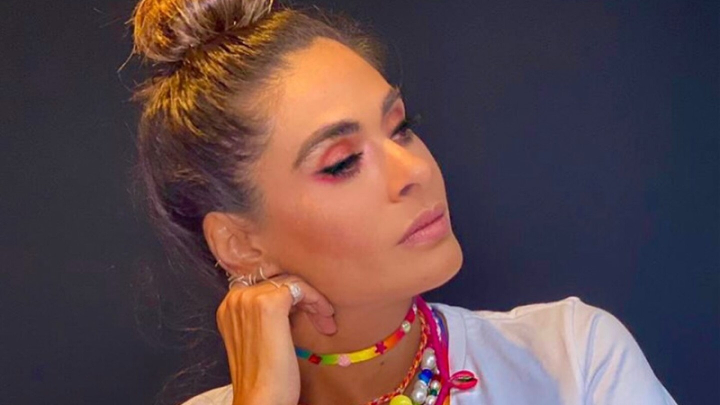 alilea Montijo la hace de estilista y le cambia el look a su hijo