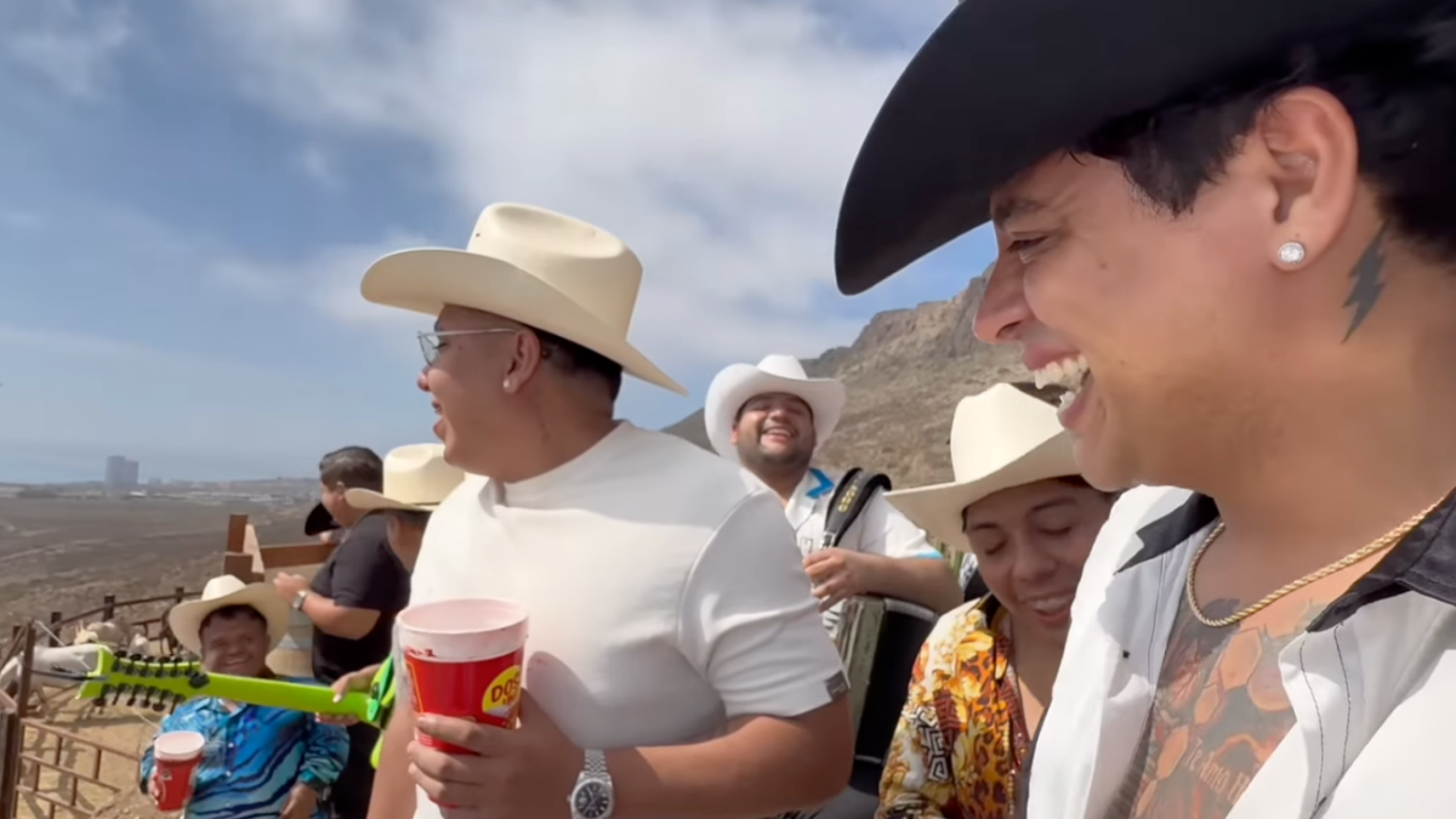 Ese Pérez se vuelve tendencia en TikTok por comerse popó de caballo en fiesta con Eduin Caz.