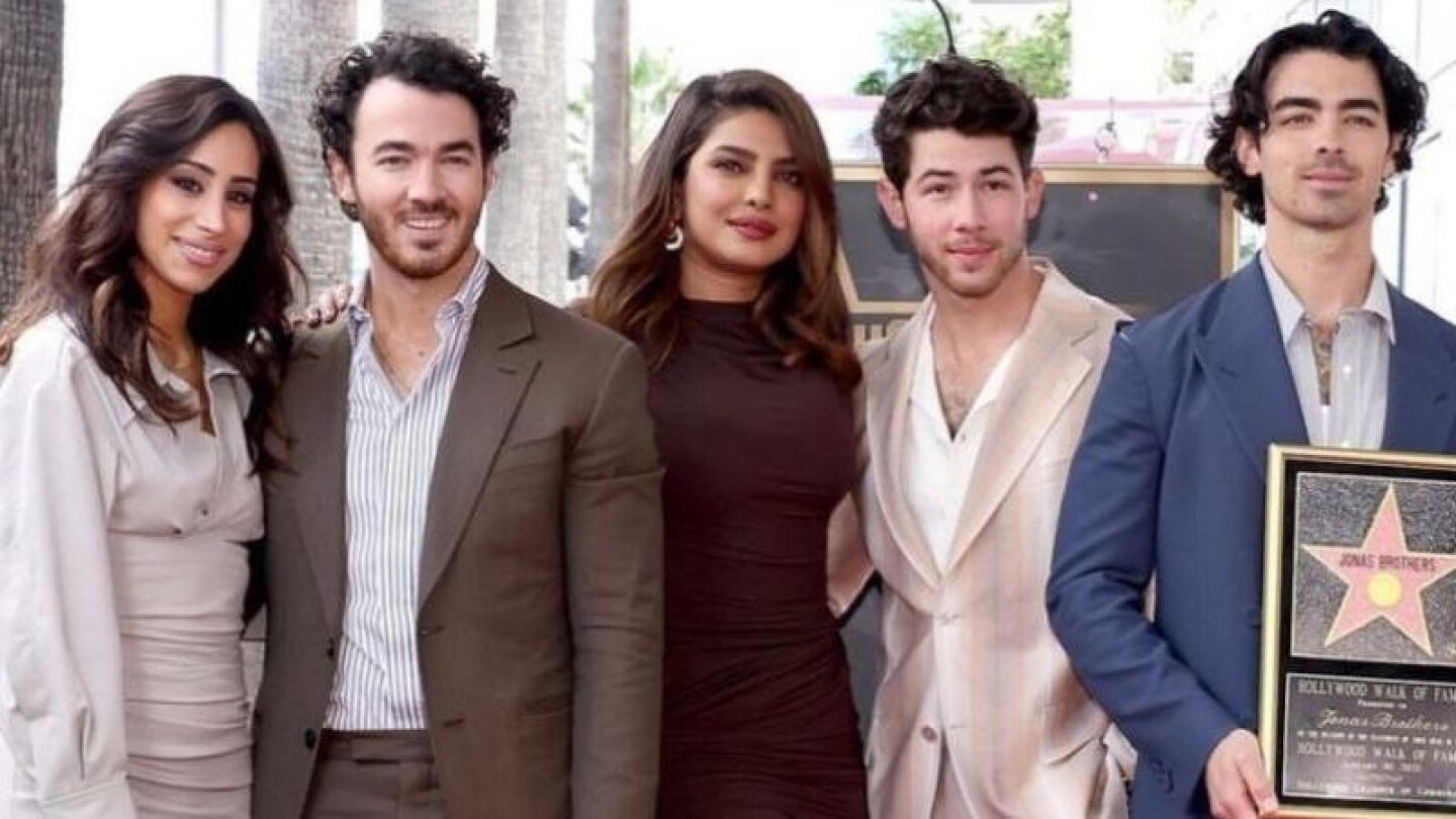 Nick Jonas y Priyanka Chopra muestra a su hija por primera vez en público