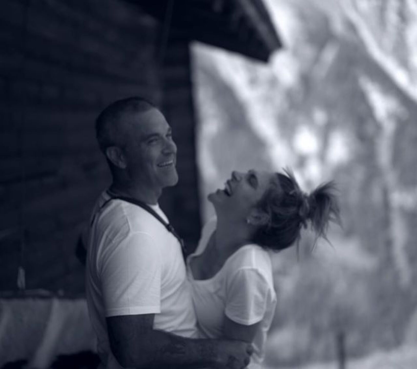 Esposa de Robbie Williams asegura que ya no existe intimidad entre ellos