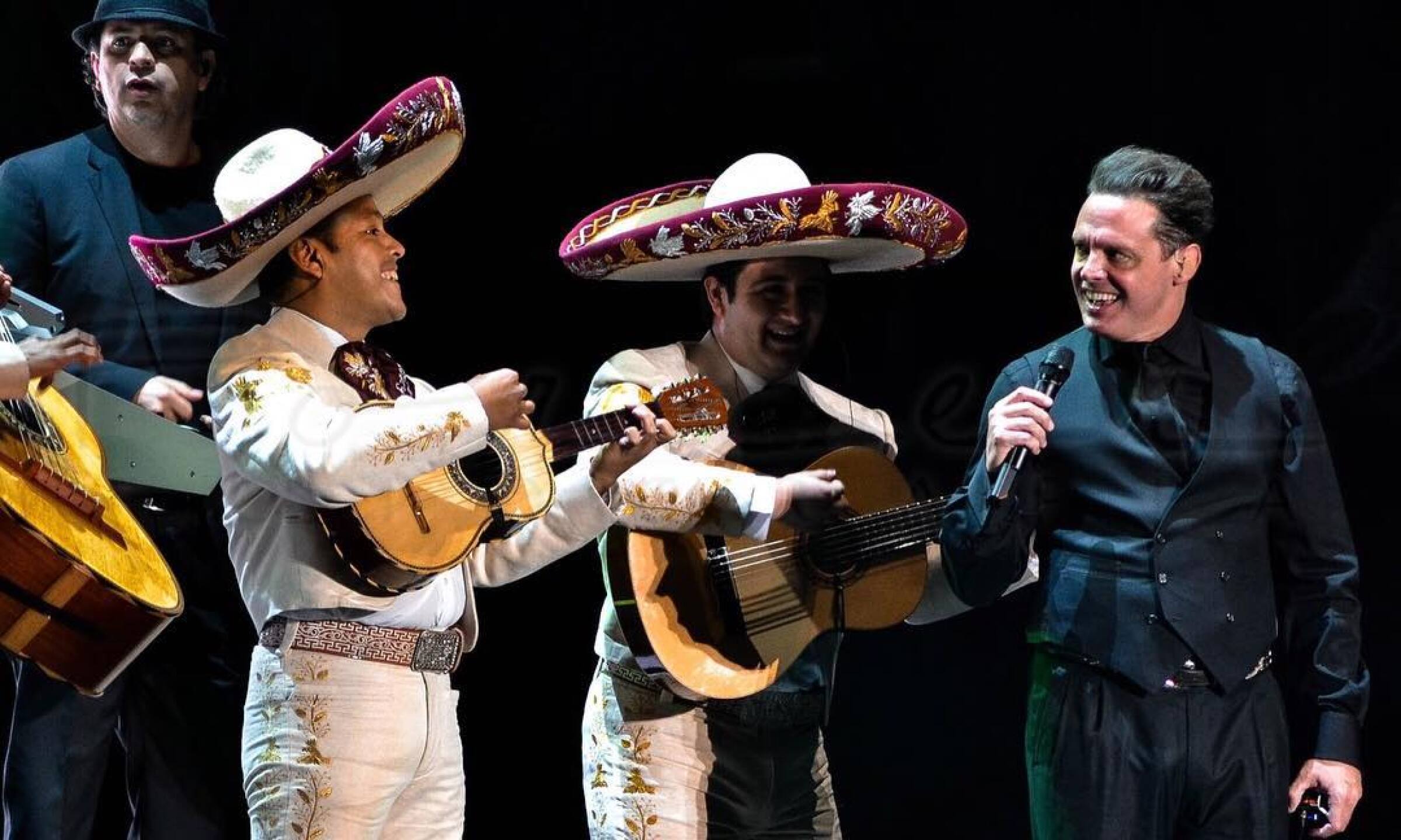 Luis Miguel cantando con mariachi