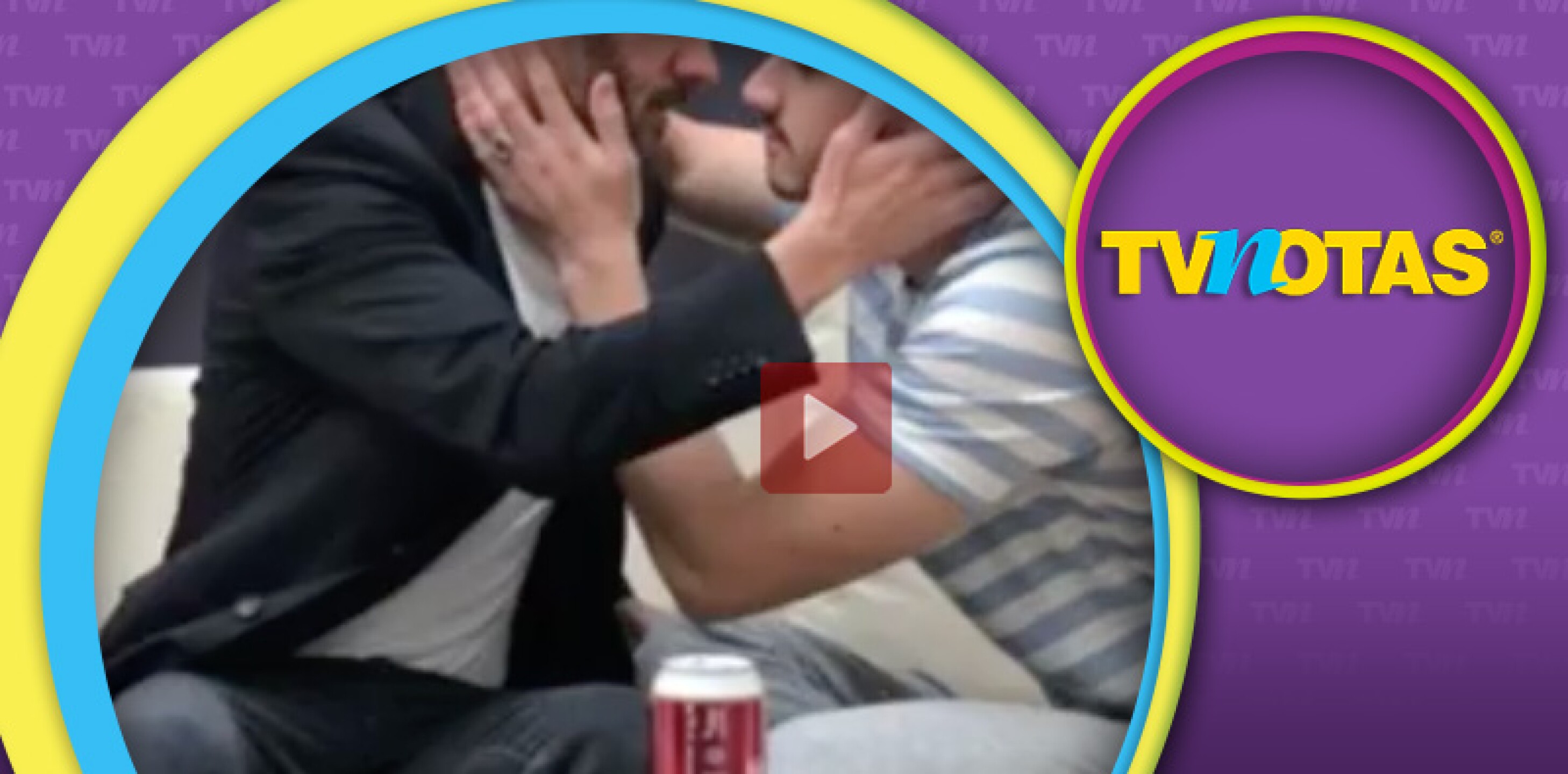 Surge otra pareja gay en Televisa y ya los captaron beso y beso en obra de teatro
