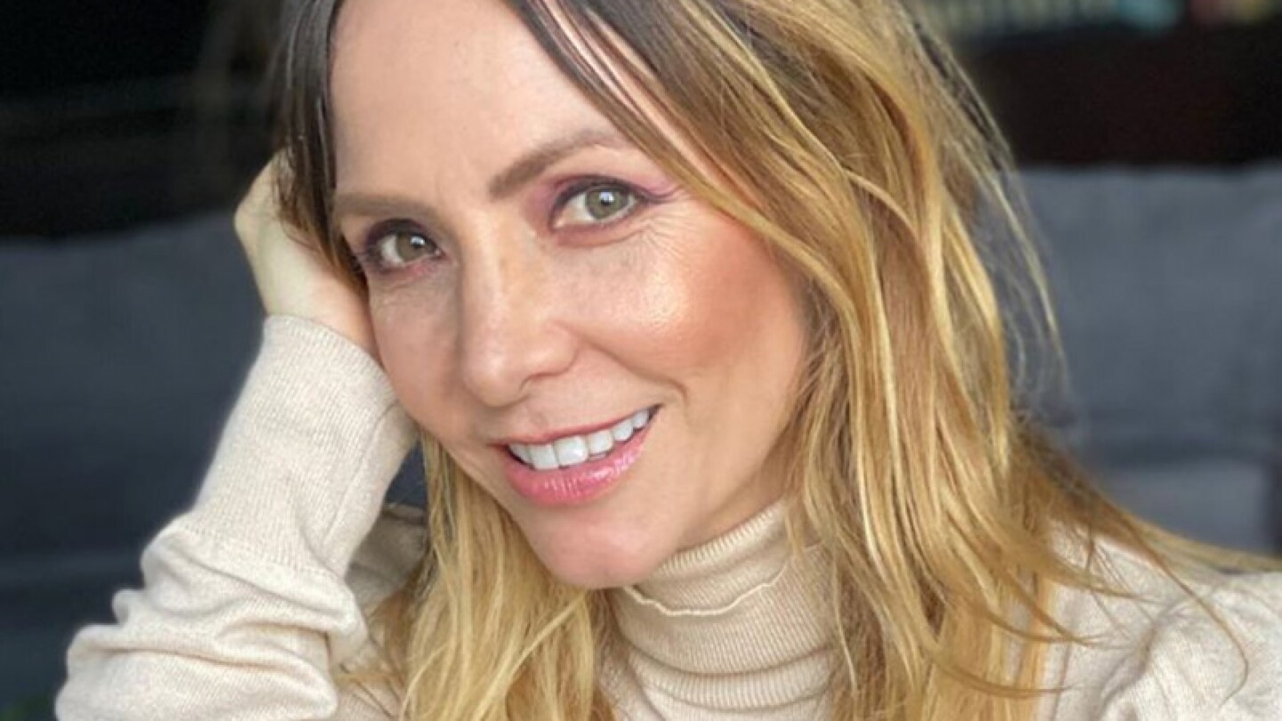 Erika Zaba compra ropa en el tianguis