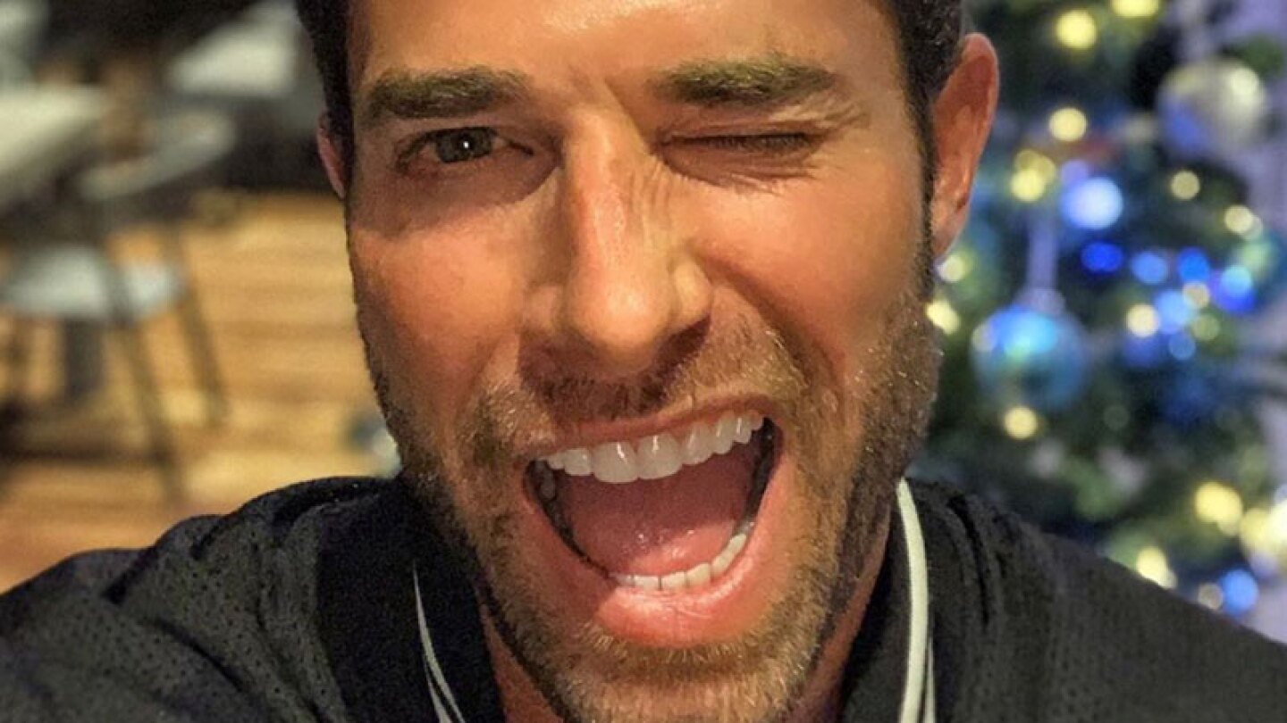Sebastián Rulli hace truco de magia con un lápiz y le llueven críticas