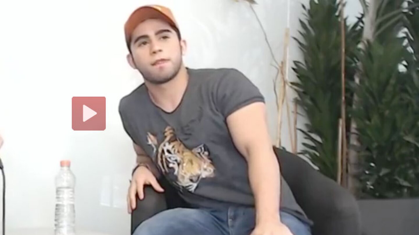 El exalumno de La Academia entalló de más su cuerpo con esta arriesgada prenda.