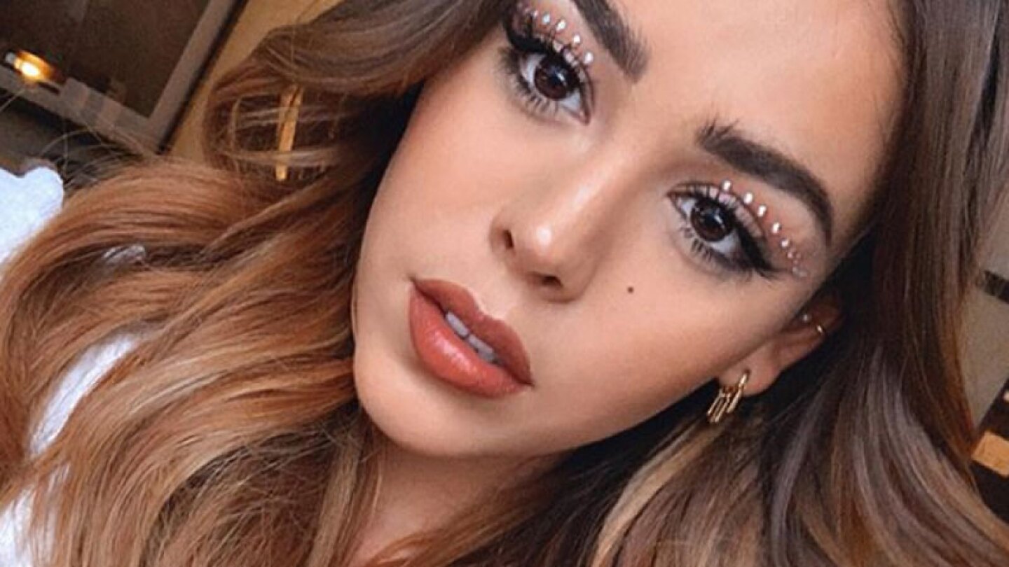 Danna Paola deja asomar un sexy tatuaje mientras se muestra mojadita