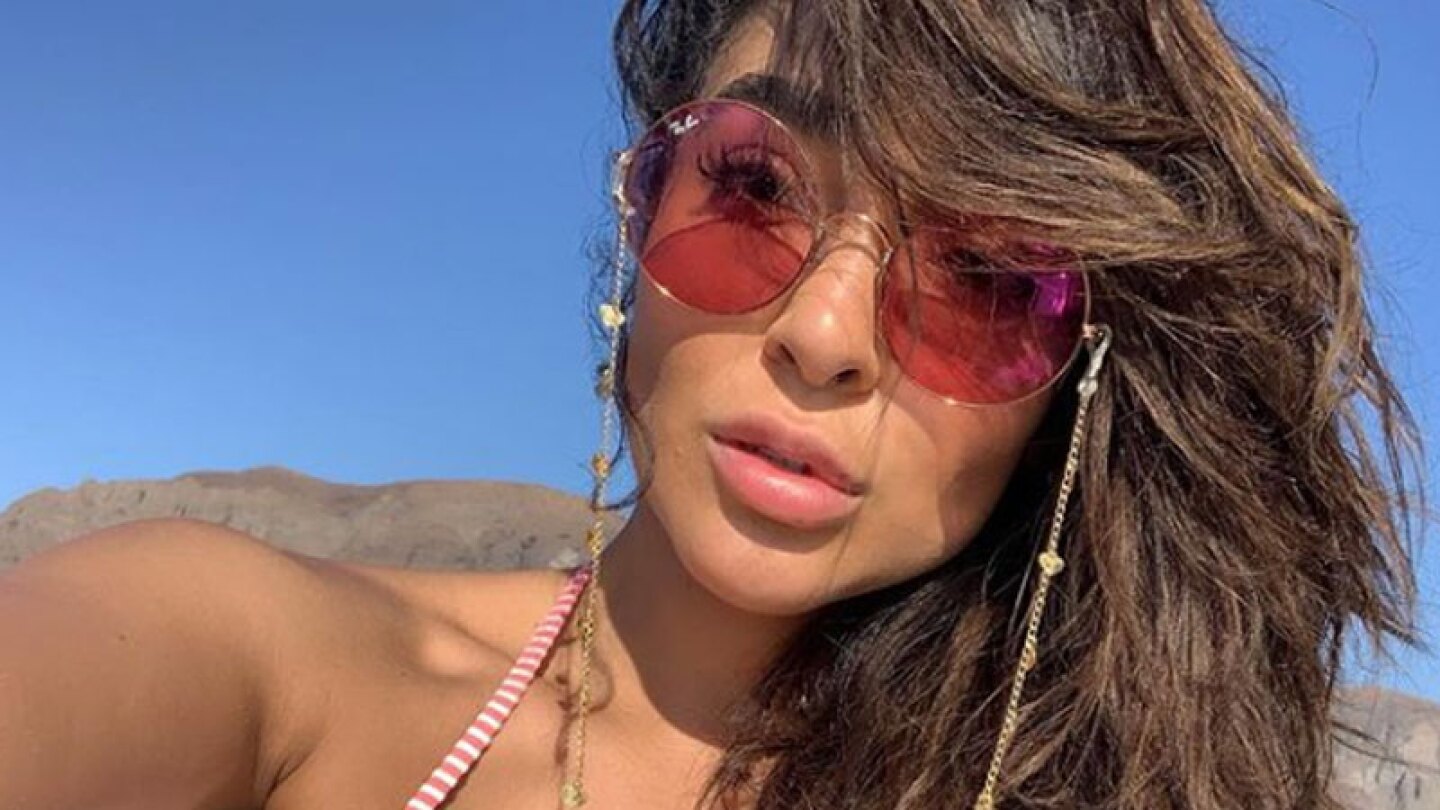 Manelyk deja escapar su ‘pechonalidad’ con sexy top roto