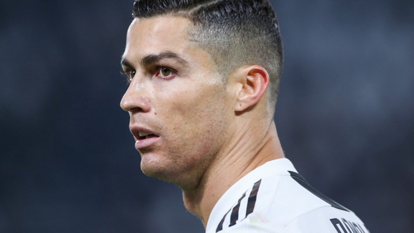 Captan a Cristiano Ronaldo besando a una mujer que no es su esposa