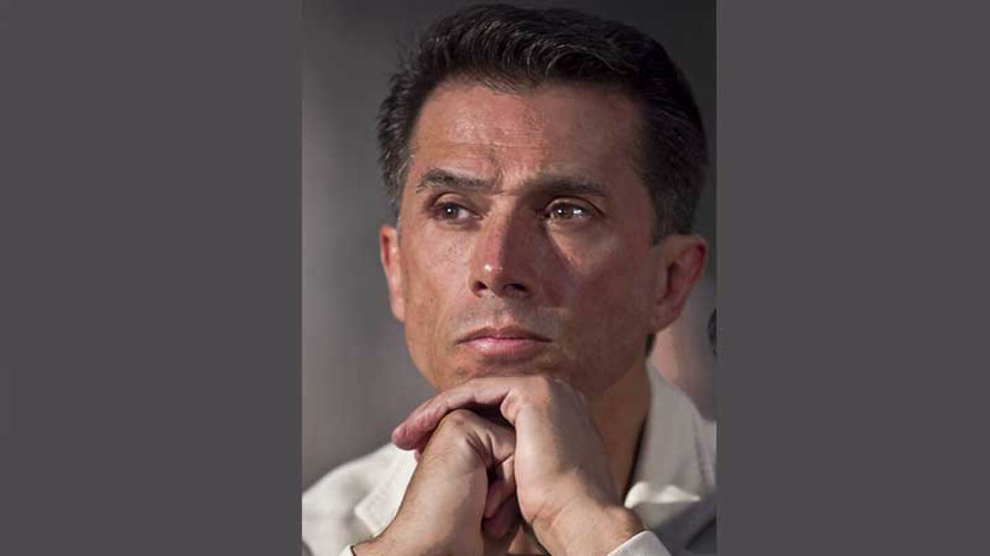 Sergio Mayer uso una falda que le regaló su cuñado.