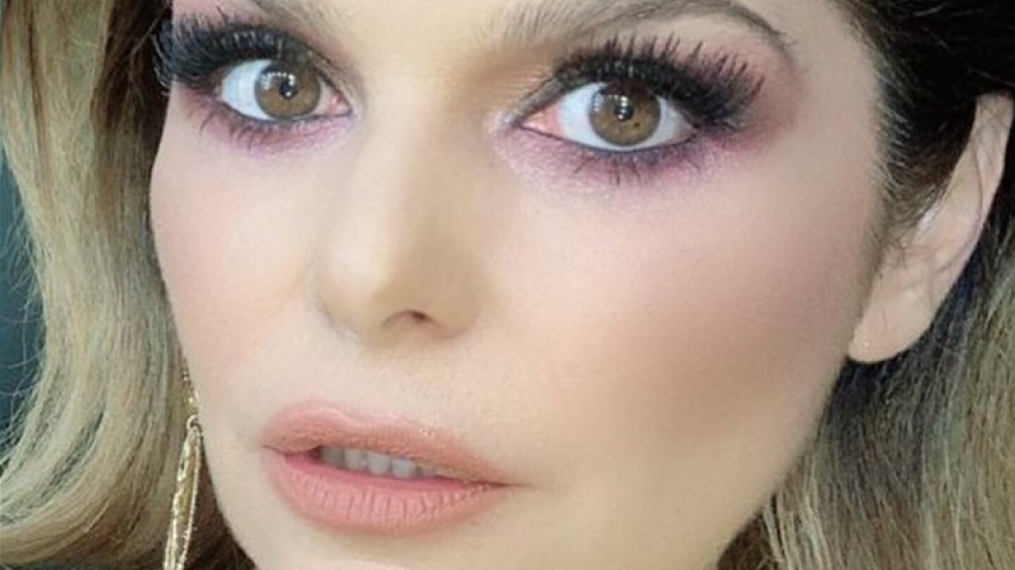 Itatí Cantoral demuestra su flexibilidad al posar de cabeza