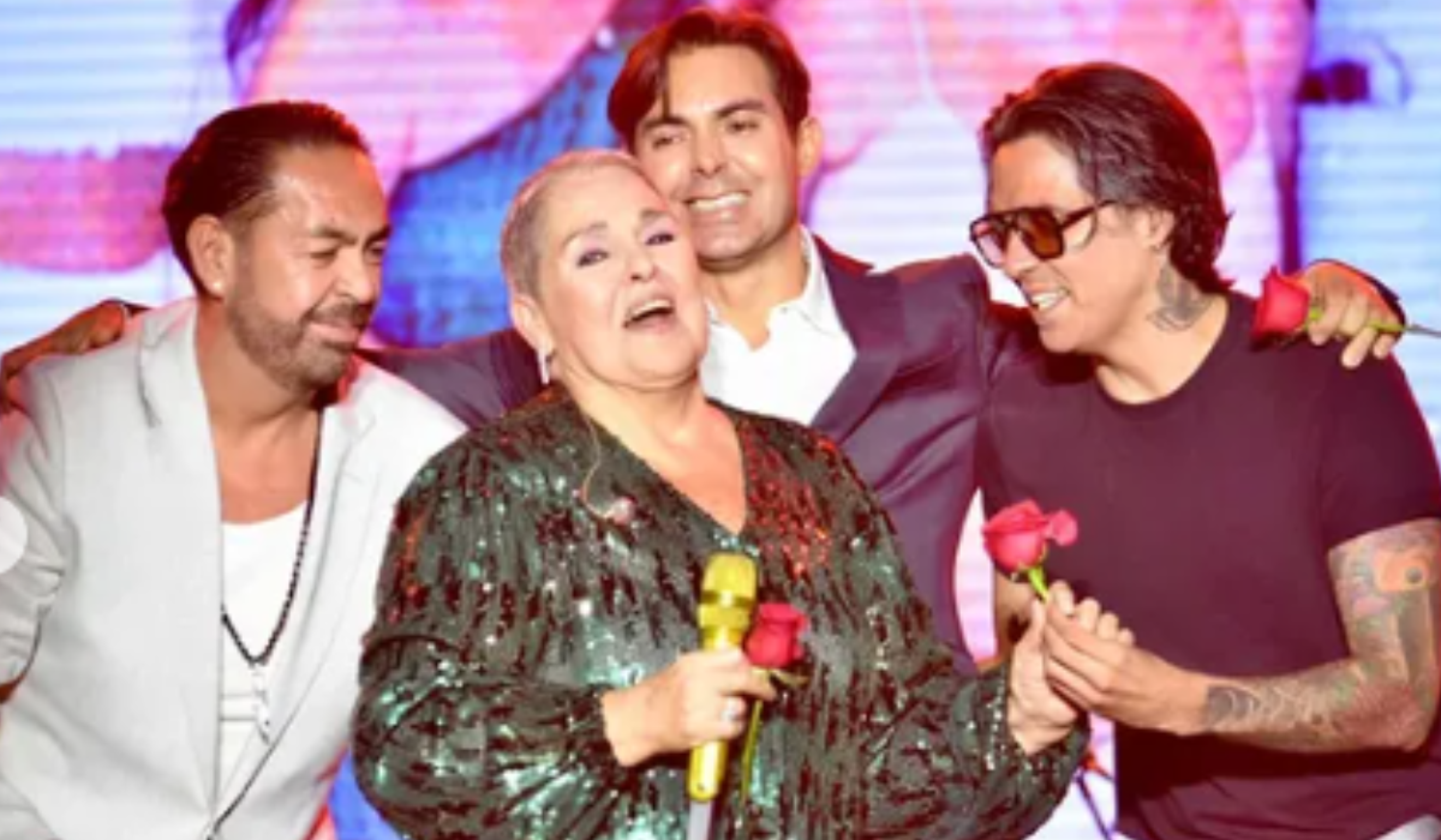 Lupita D'Alessio emociona a miles en el Zócalo durante su concierto y ...