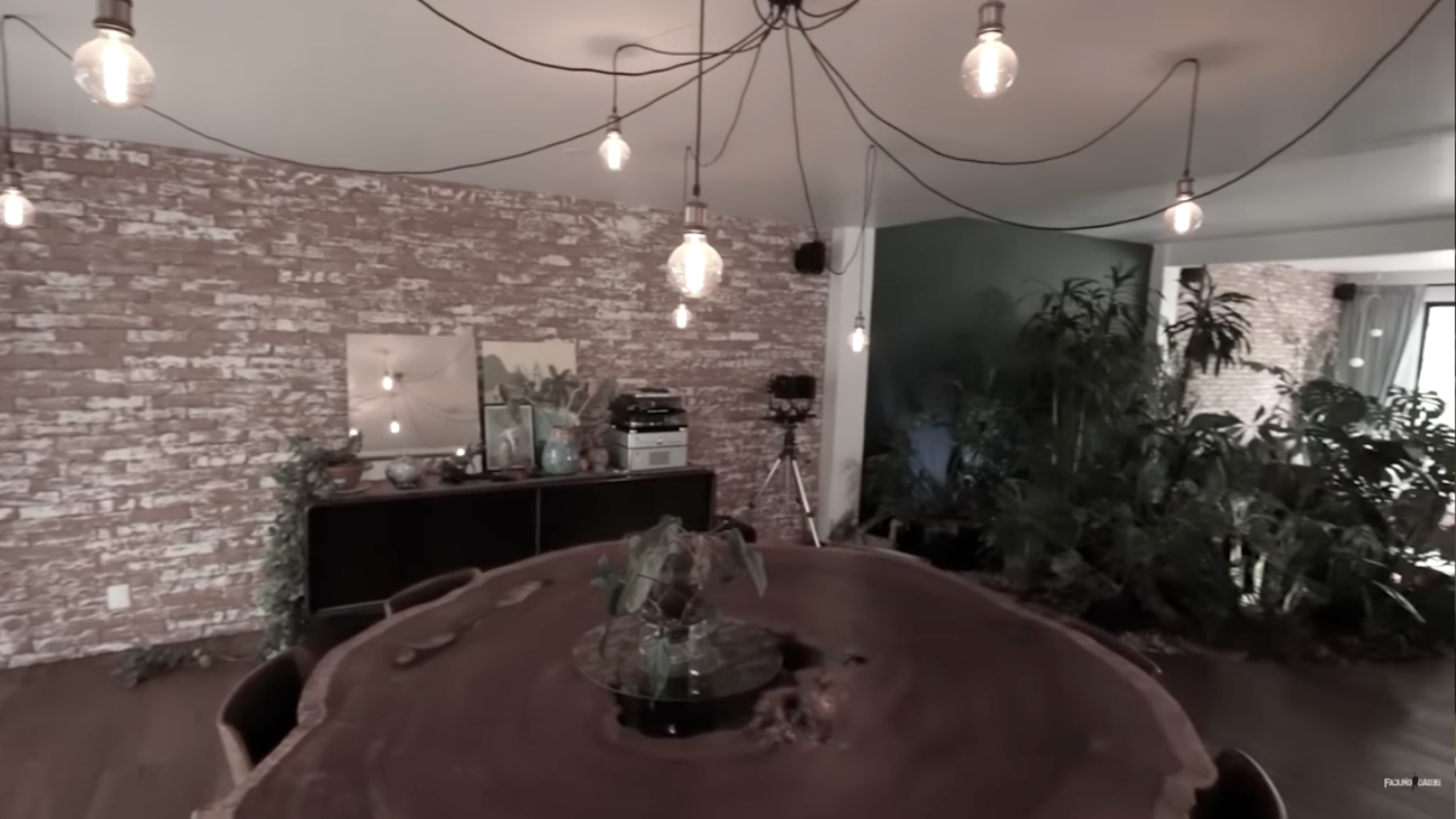 Comedor amplio con lámparas colgantes