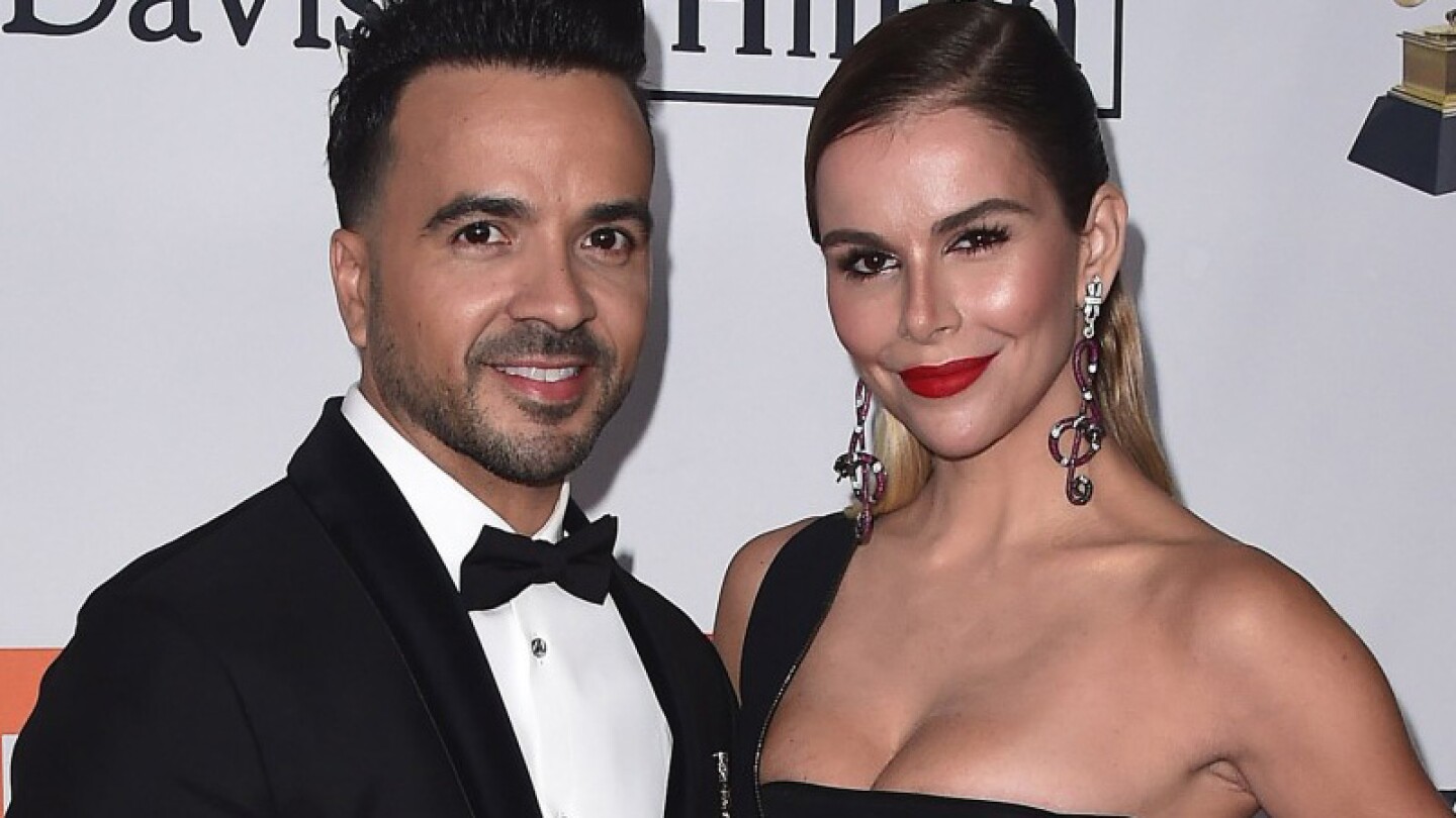 Esto hizo Luis Fonsi a su esposa al verla exhibiéndose en tanga en todo Internet